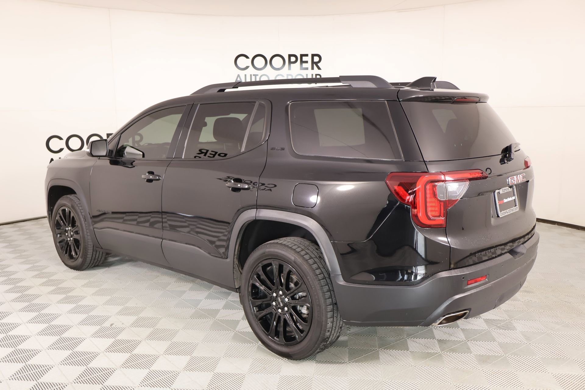Used 2023 GMC Acadia SLE w/ Driver Convenience Package FWD image 23
