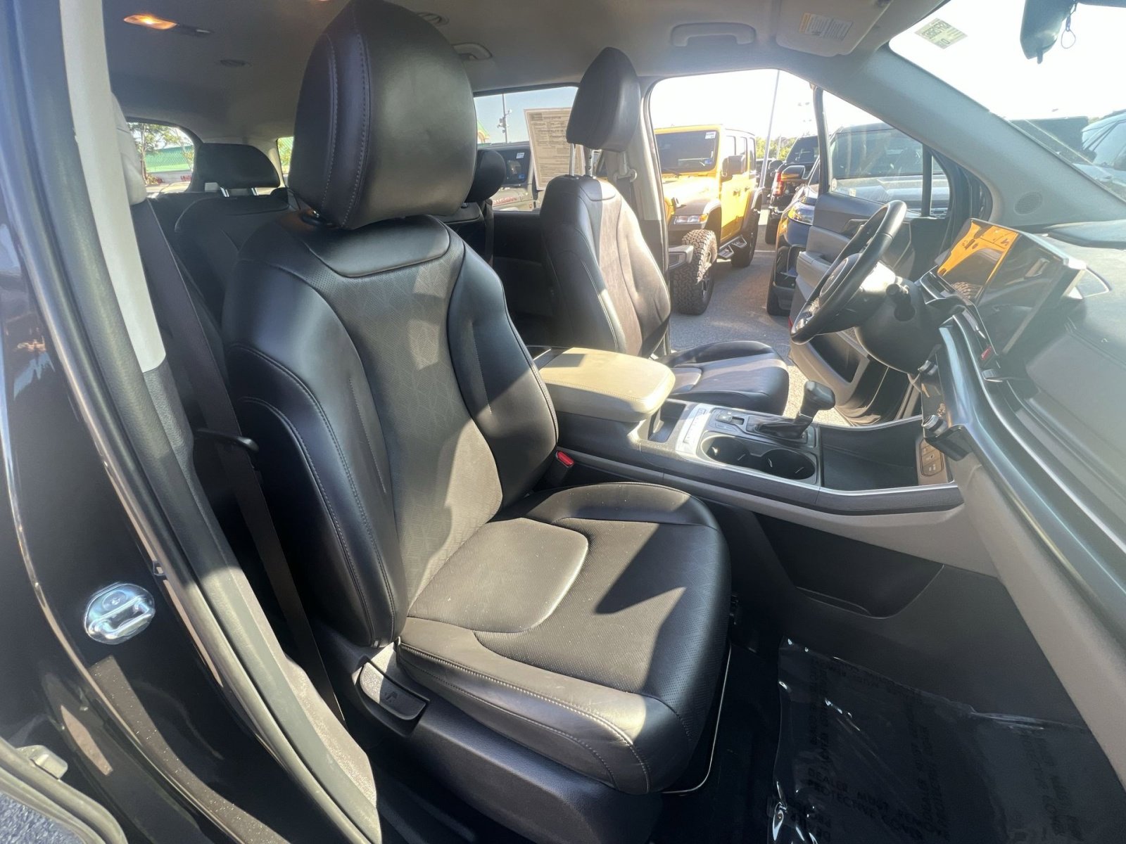 Used 2025 Kia Carnival FWD image 35