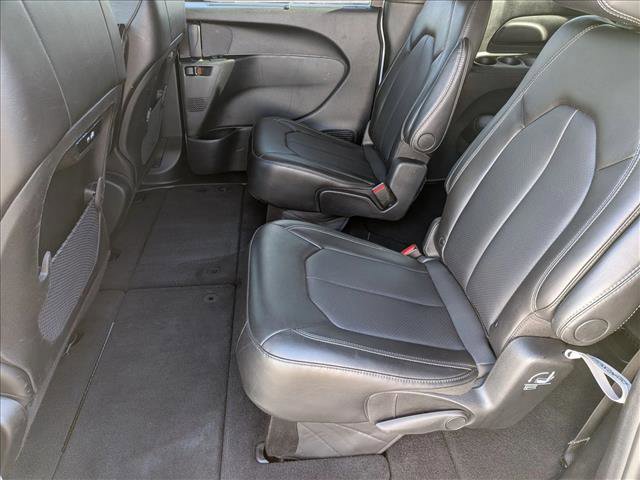 Used 2025 Chrysler Pacifica Select image 16