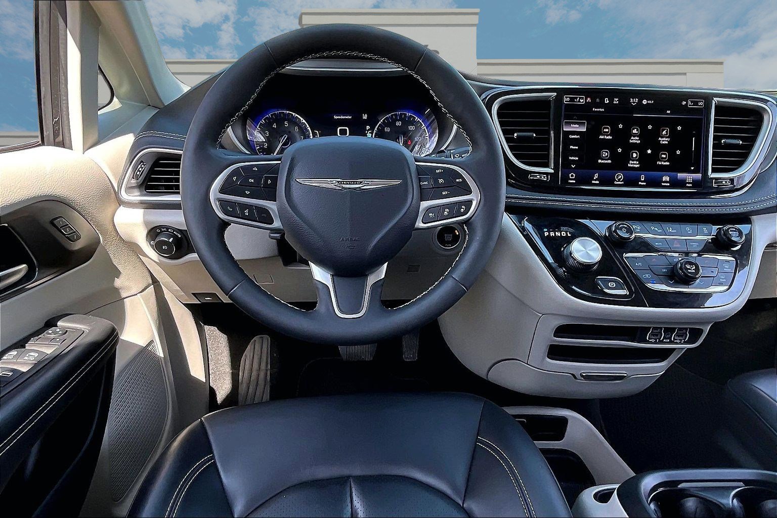 Used 2023 Chrysler Pacifica Touring-L image 5