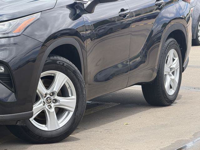 Certified 2024 Toyota Highlander LE FWD image 3