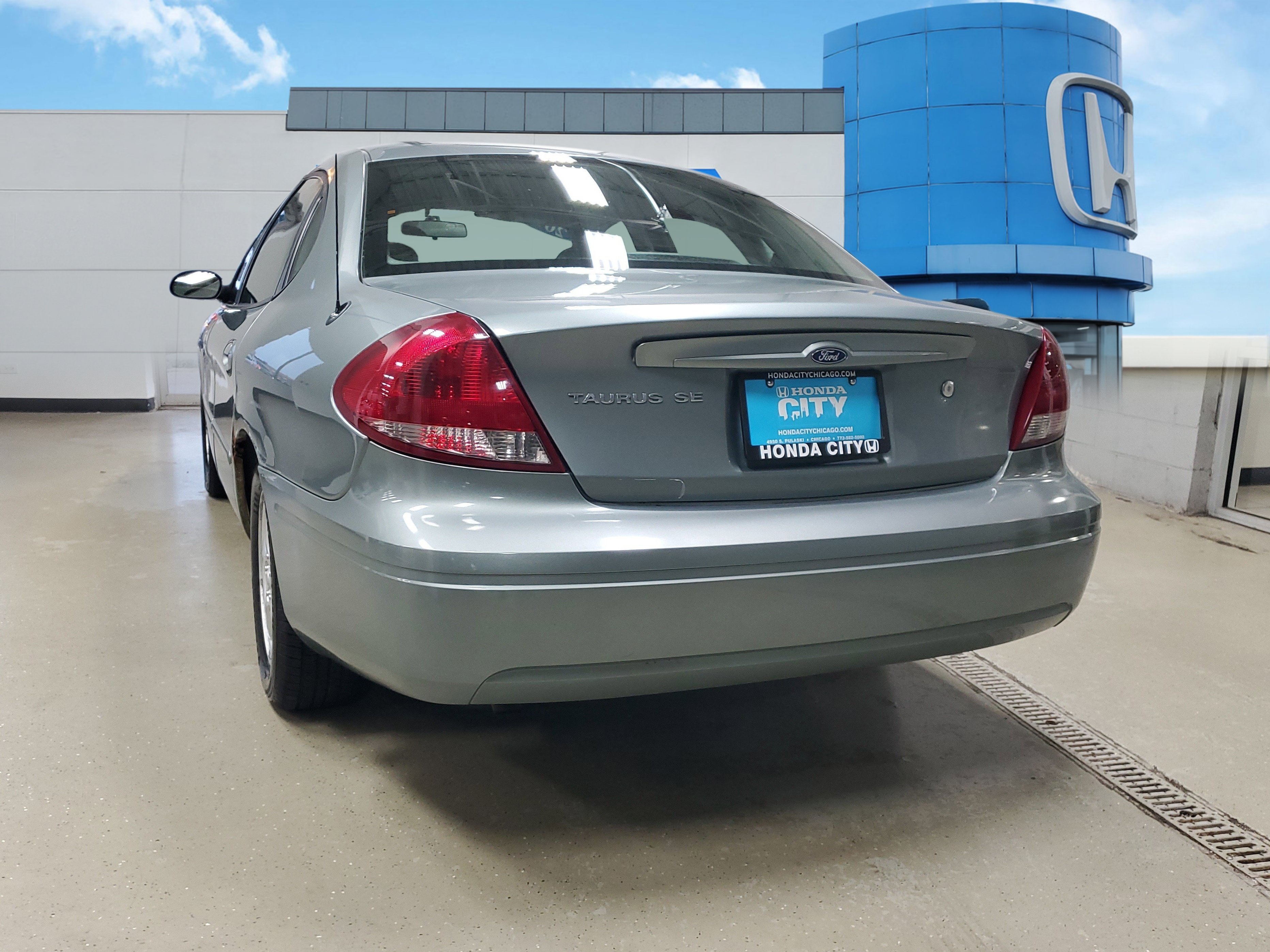 Used 2005 Ford Taurus SE FWD image 4