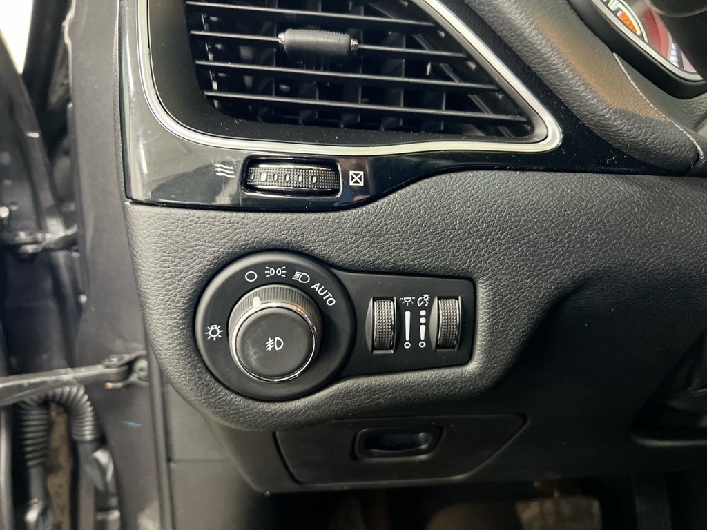 Used 2021 Jeep Cherokee Latitude Plus AWD/4WD image 18
