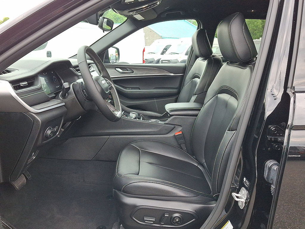 Used 2024 Jeep Grand Cherokee Limited AWD/4WD image 17