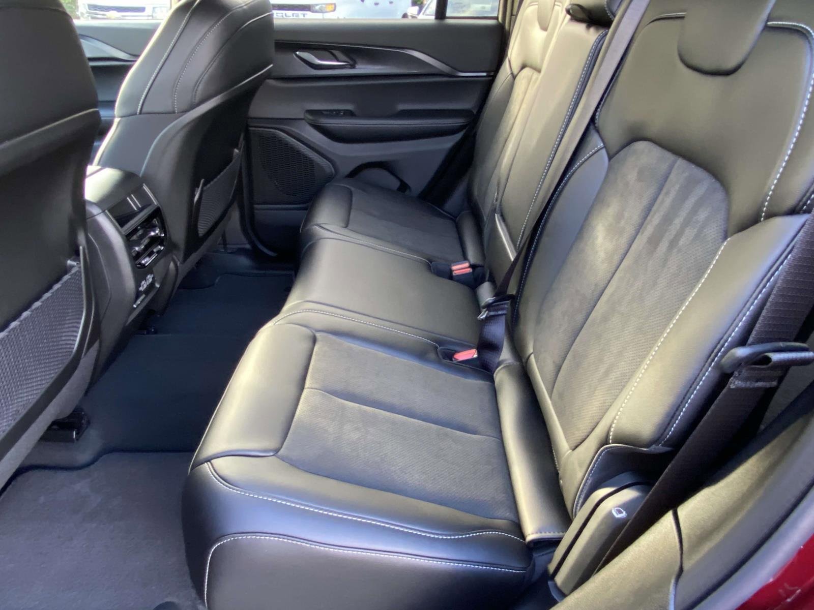 New 2025 Jeep Grand Cherokee Laredo image 12