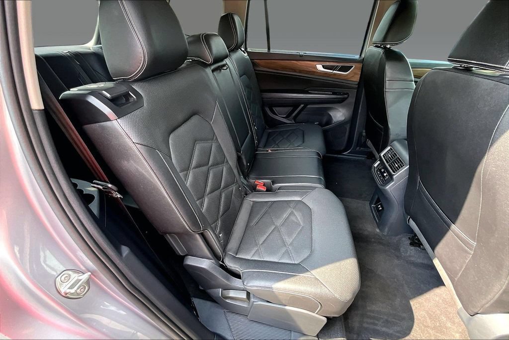 Used 2025 Volkswagen Atlas SE AWD/4WD image 16