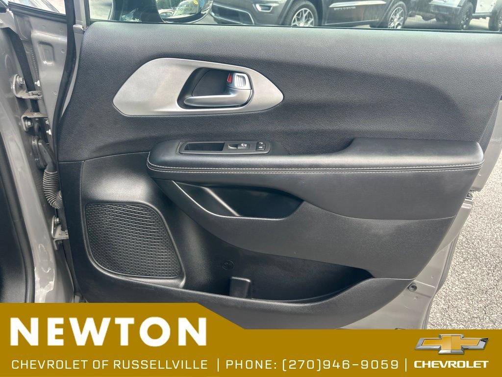 Used 2025 Chrysler Pacifica Limited FWD image 24