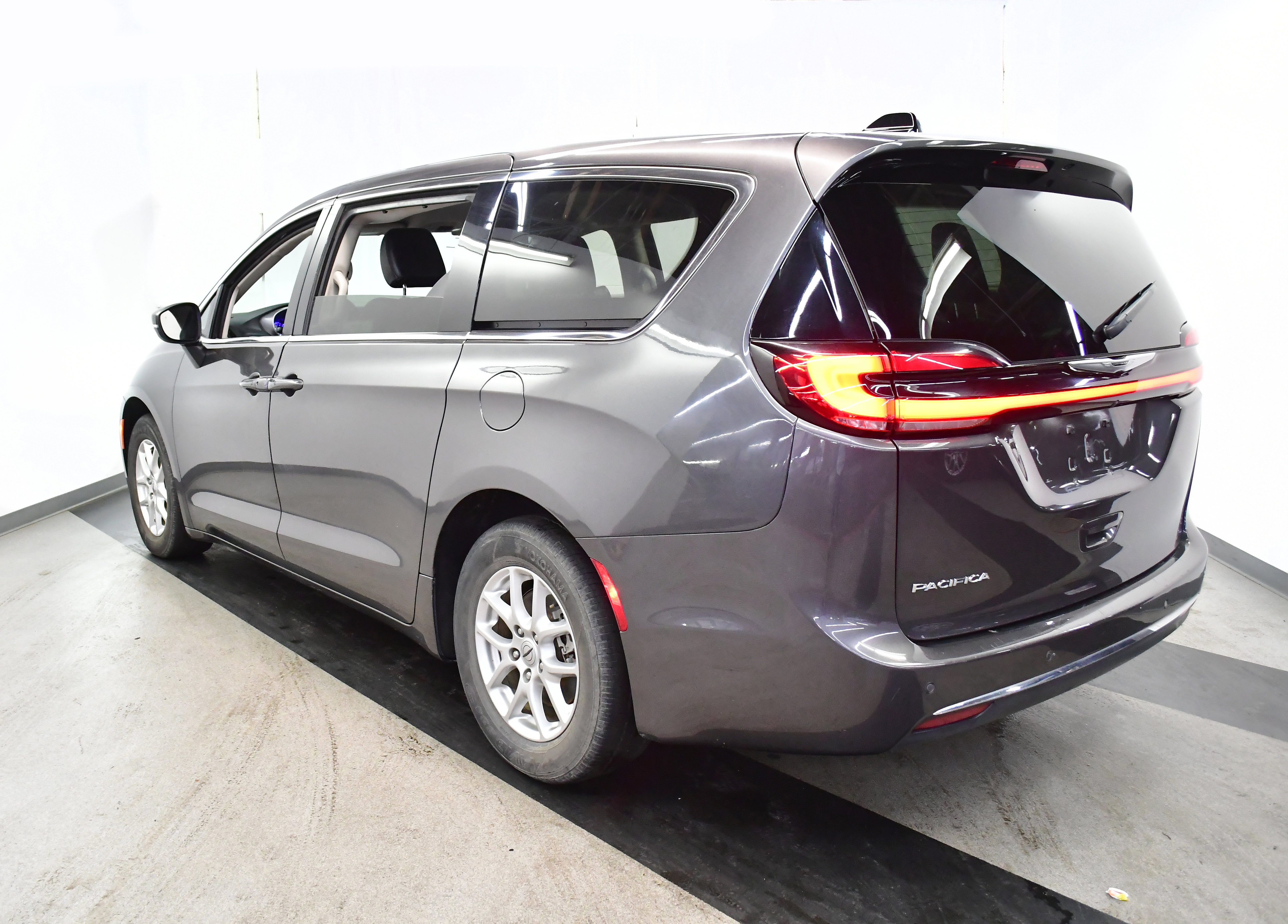 Used 2023 Chrysler Pacifica Touring-L image 9