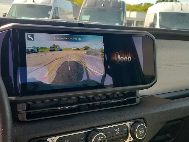 Certified 2025 Jeep Gladiator Sport AWD/4WD image 21