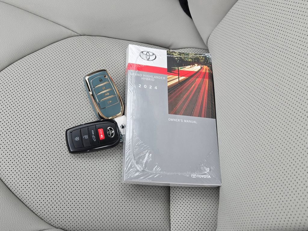 Used 2024 Toyota Grand Highlander XLE image 13