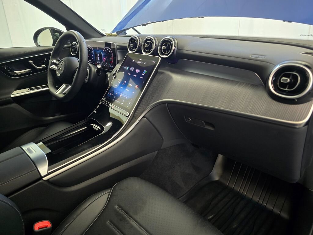 Used 2024 Mercedes-Benz GLC 300 4MATIC image 25