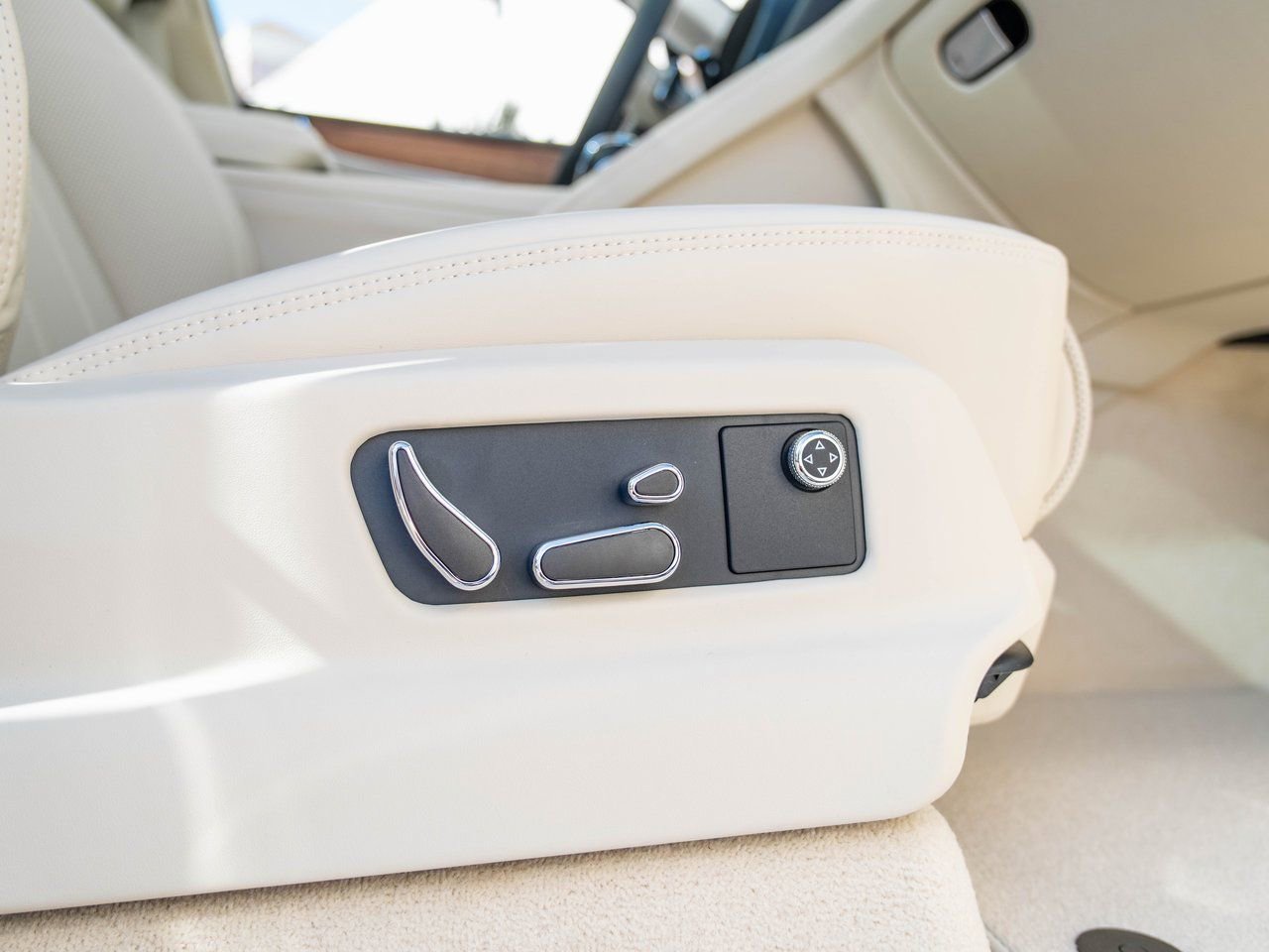 Used 2025 Bentley Bentayga Plug-In Hybrid image 27