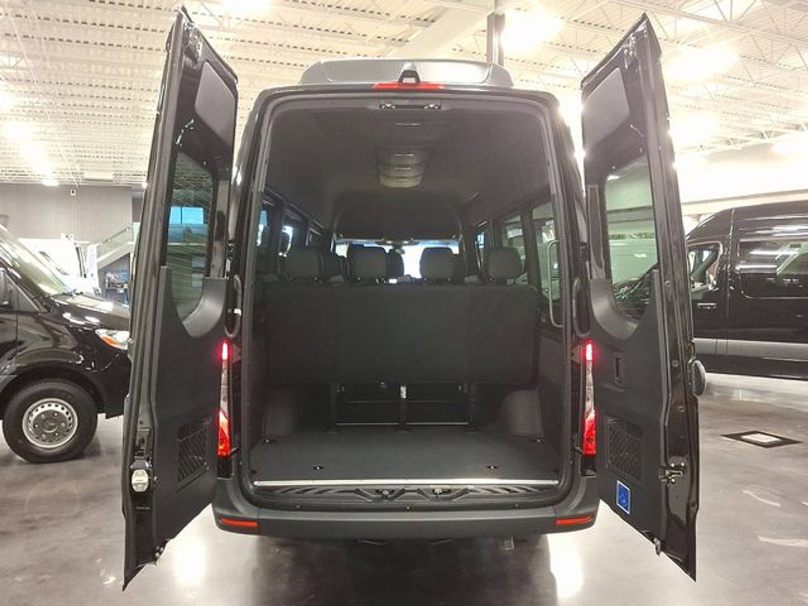 Used 2025 Mercedes-Benz Sprinter 2500 image 9