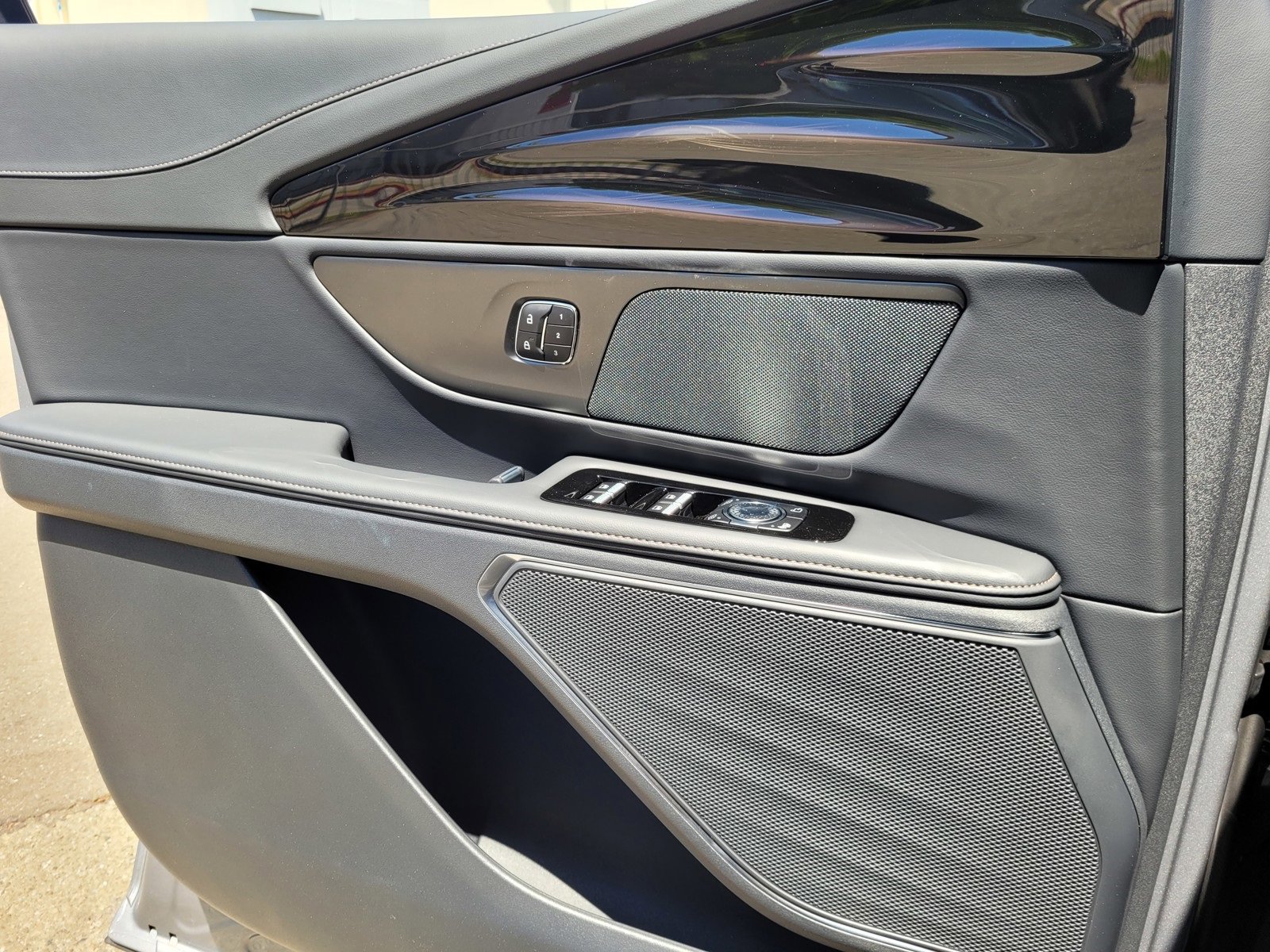 New 2025 Lincoln Nautilus Premier w/ Jet Appearance Package image 9