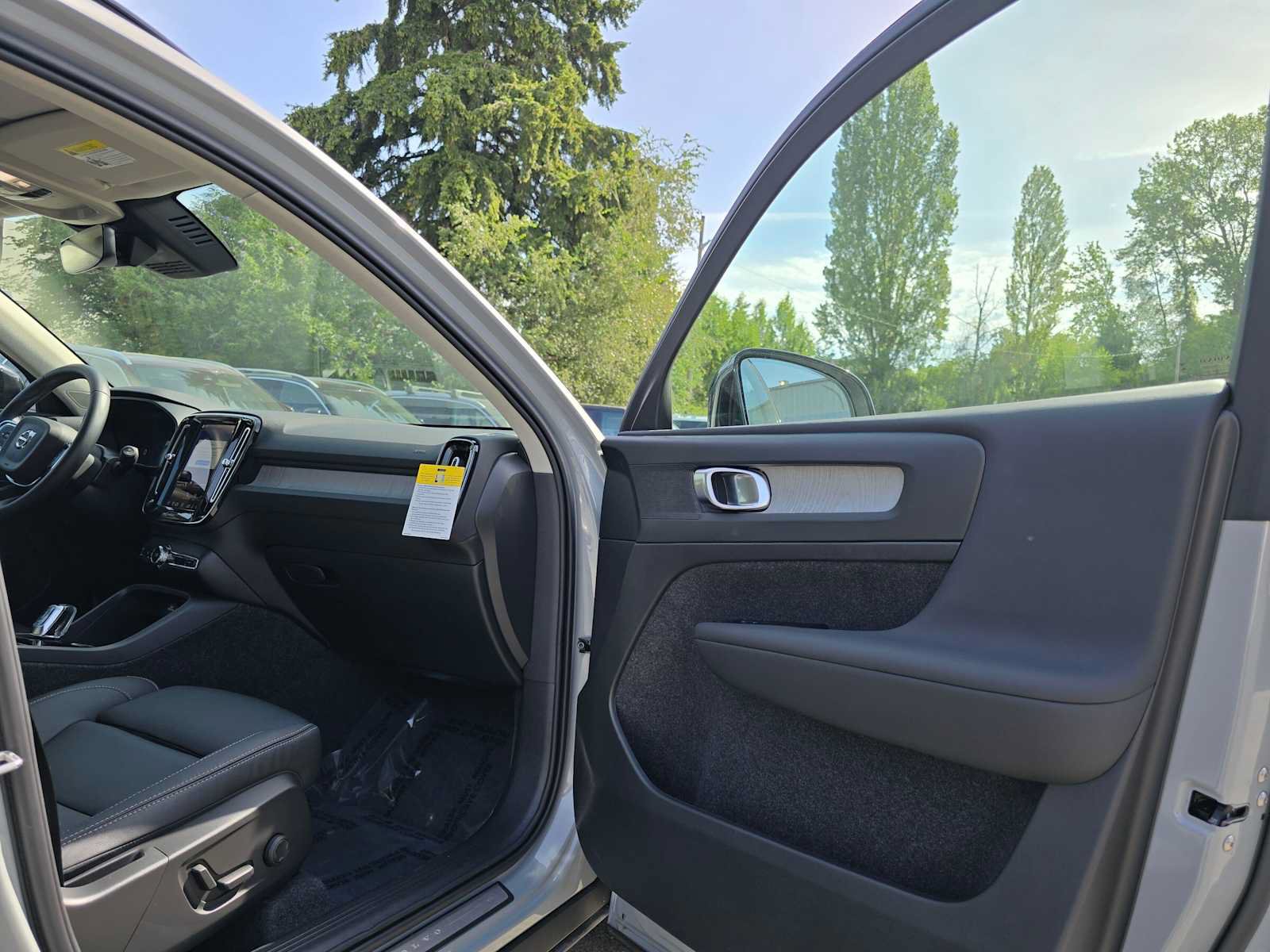 Used 2026 Volvo XC40 B5 Plus w/ Protection Package Premier AWD/4WD image 11