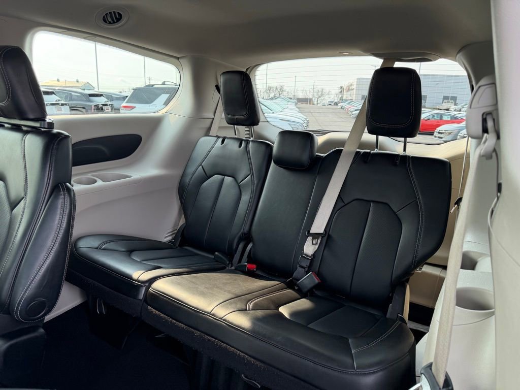 Used 2023 Chrysler Pacifica Touring-L image 17