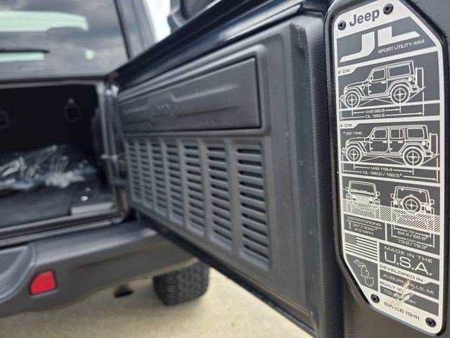 Used 2023 Jeep Wrangler Unlimited Rubicon 4xe w/ Steel Bumper Group AWD/4WD image 19