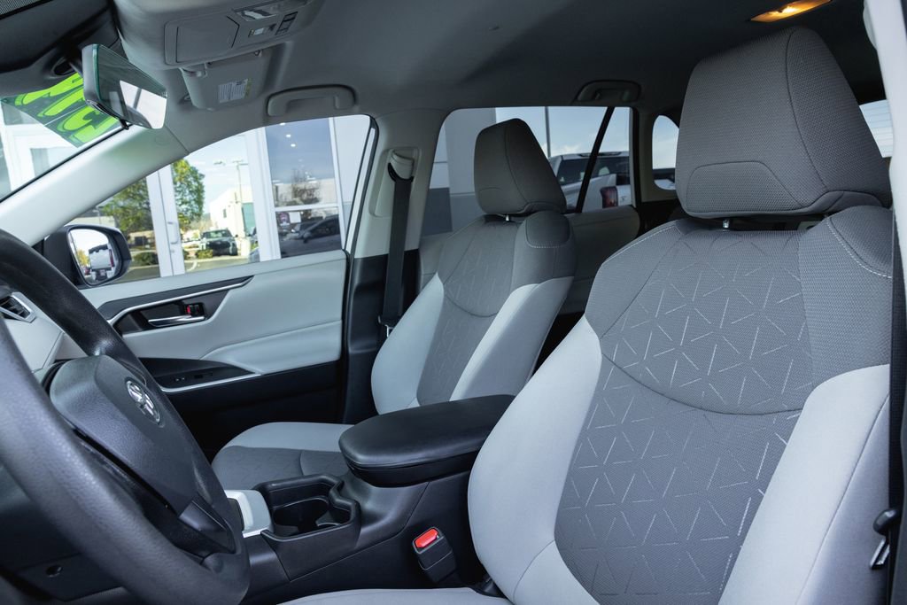 Used 2021 Toyota RAV4 XLE w/ Carpet Mat Package (TMS) image 11