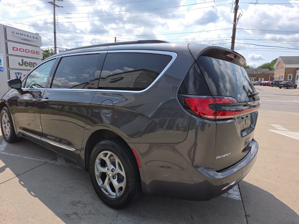 Certified 2023 Chrysler Pacifica Limited w/ Uconnect Theater Family Group AWD/4WD image 8