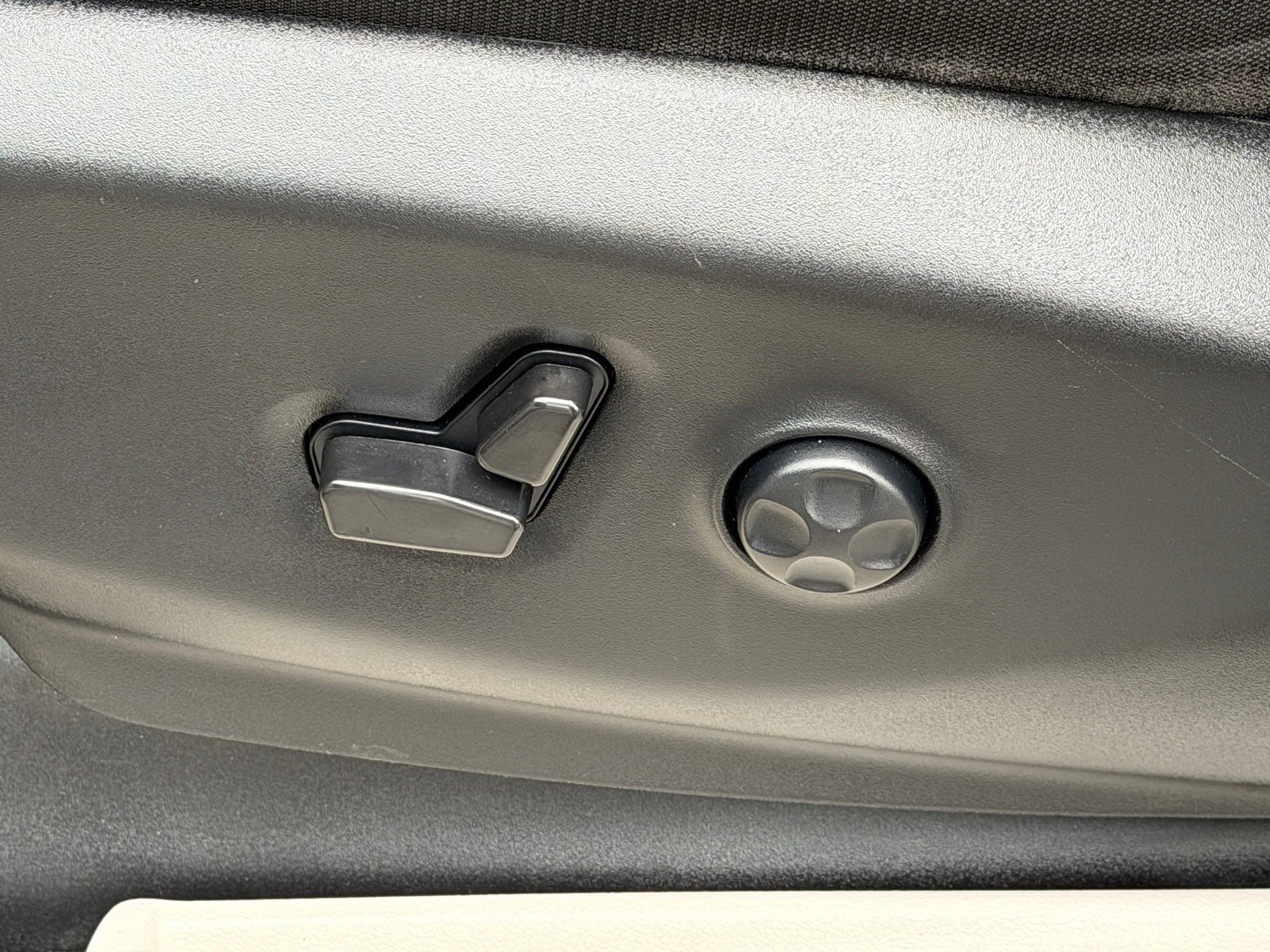 Used 2023 Chrysler Voyager LX FWD image 16