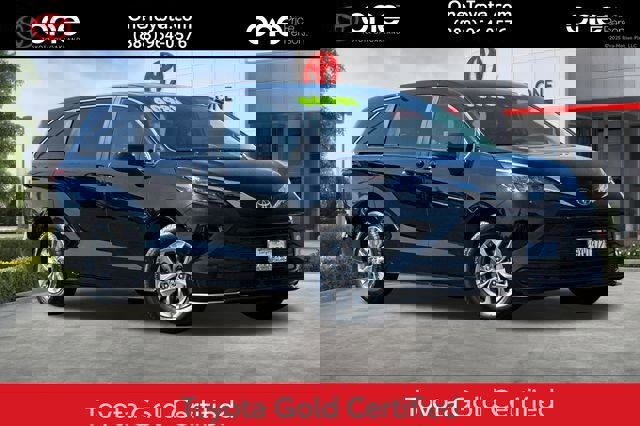 Used 2025 Toyota Sienna LE image 1