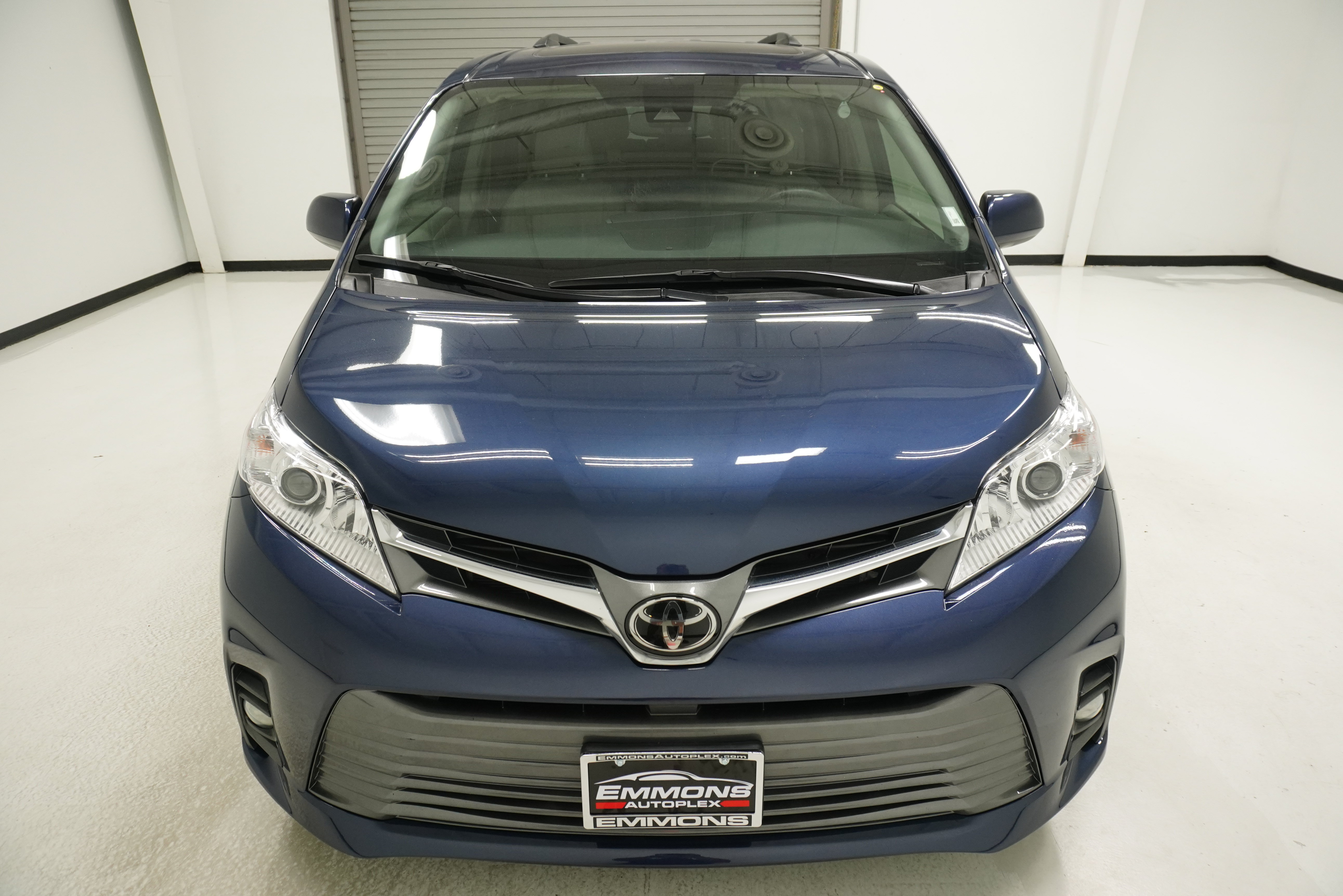 Used 2020 Toyota Sienna XLE w/ XLE Navigation Package FWD image 2