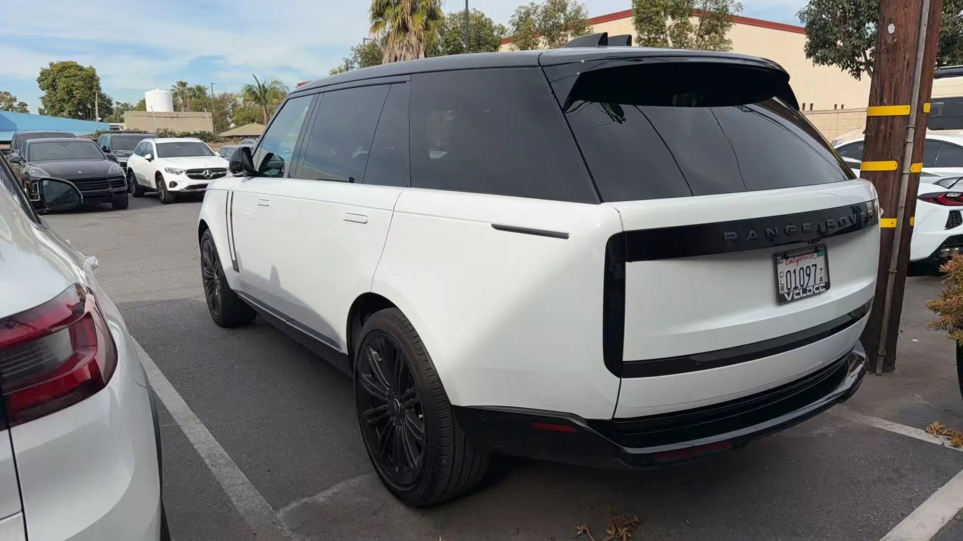 Used 2024 Land Rover Range Rover Long Wheelbase Autobiography image 3