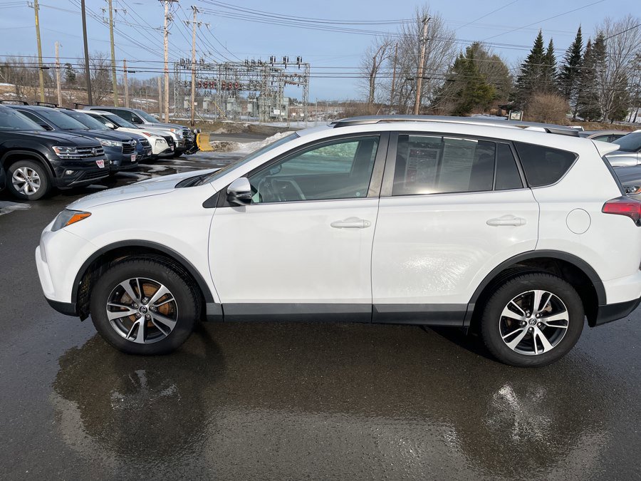 Used 2018 Toyota RAV4 XLE AWD/4WD image 4