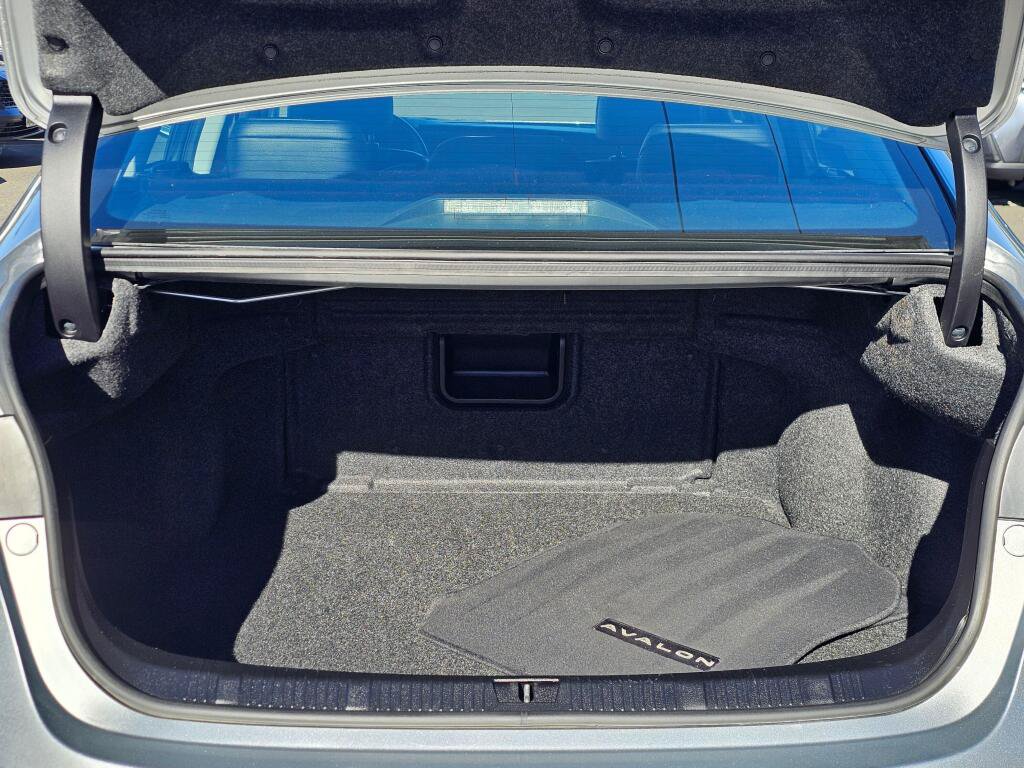 Used 2017 Toyota Avalon XLE w/ Carpet Mat Package FWD image 16