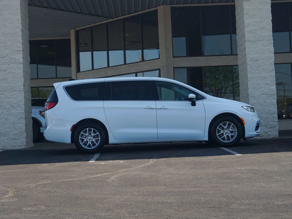 Used 2023 Chrysler Pacifica Touring-L FWD image 2
