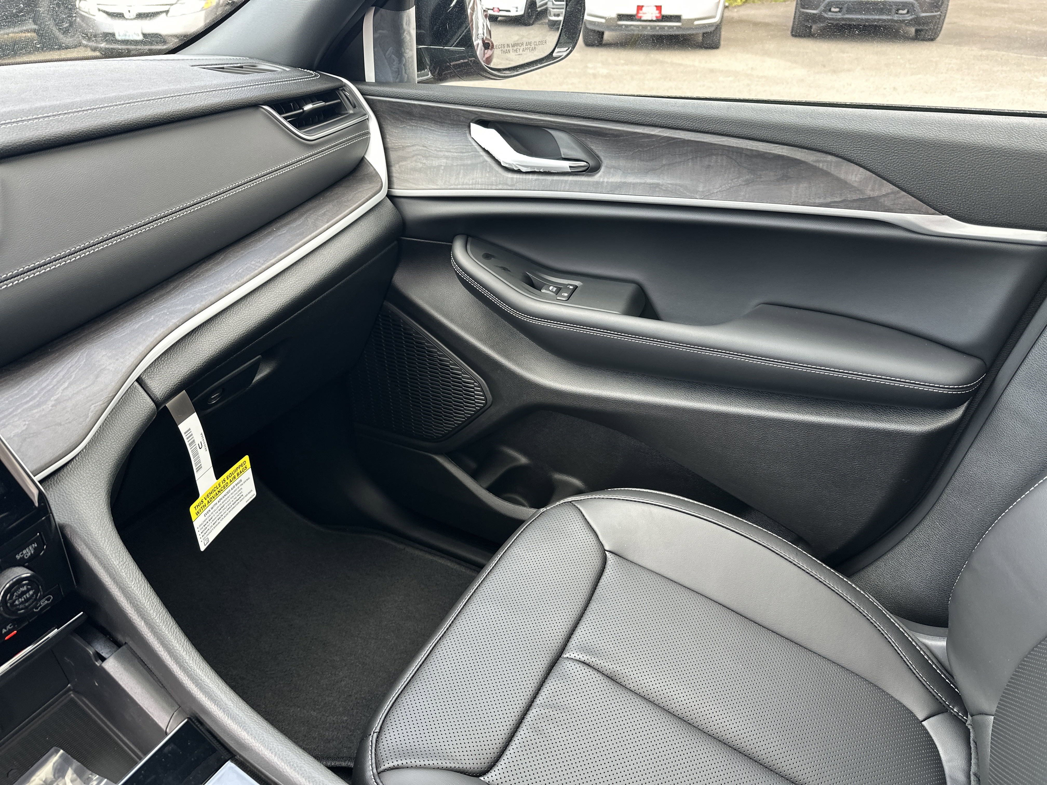 New 2025 Jeep Grand Cherokee Limited w/ Luxury Tech Group II image 24