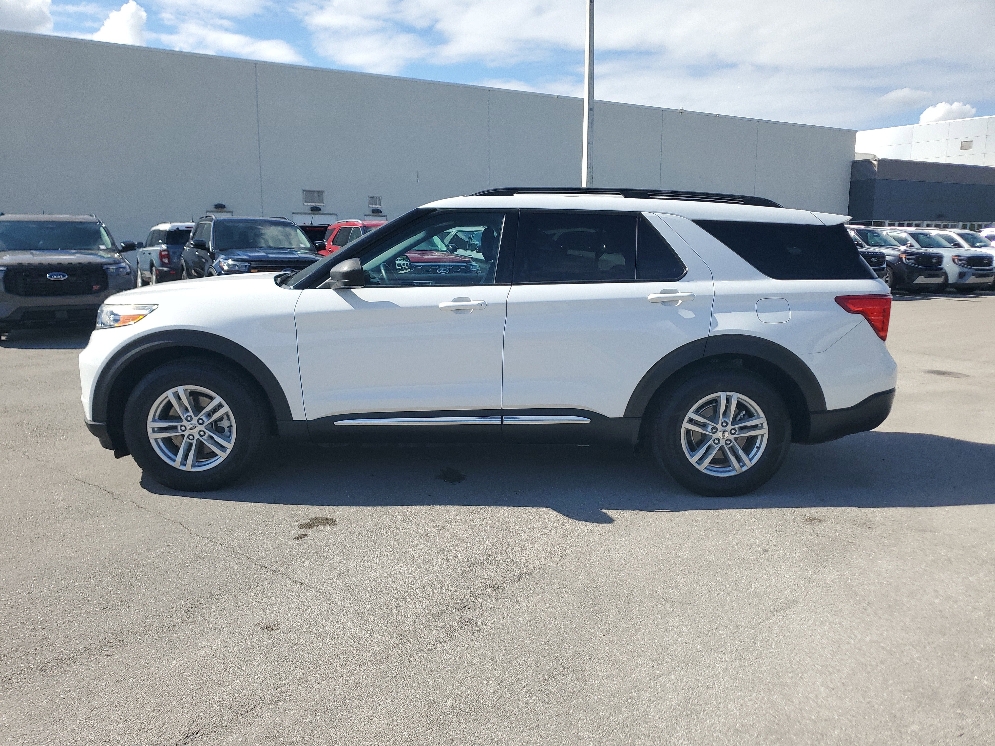 Used 2021 Ford Explorer XLT w/ Equipment Group 202A image 8