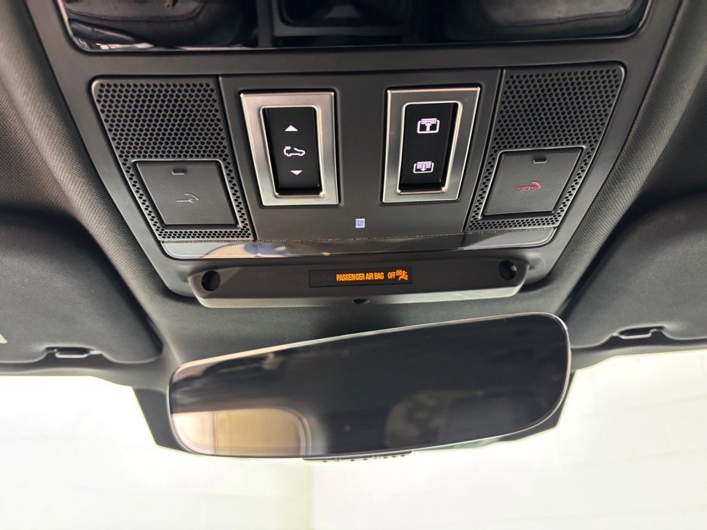 Used 2023 Land Rover Defender 130 X-Dynamic SE image 12