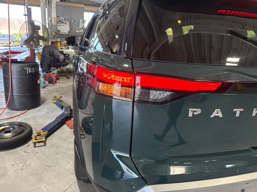 Used 2022 Nissan Pathfinder SL FWD image 31