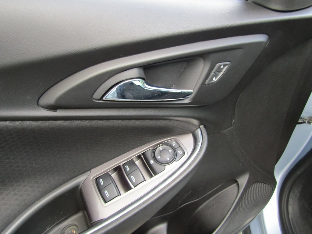 Used 2018 Chevrolet Malibu LT FWD image 17