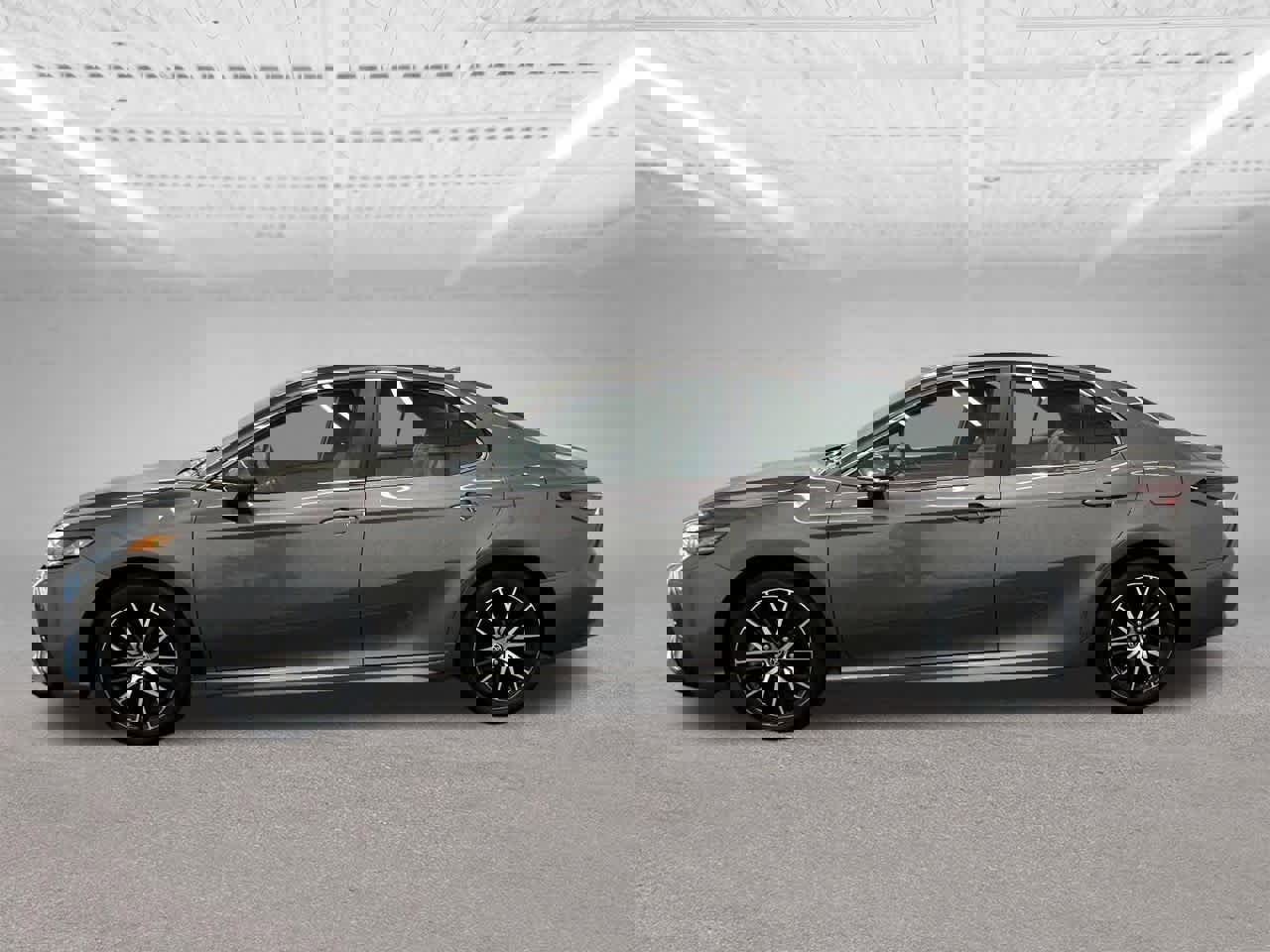 Used 2024 Toyota Camry SE image 2