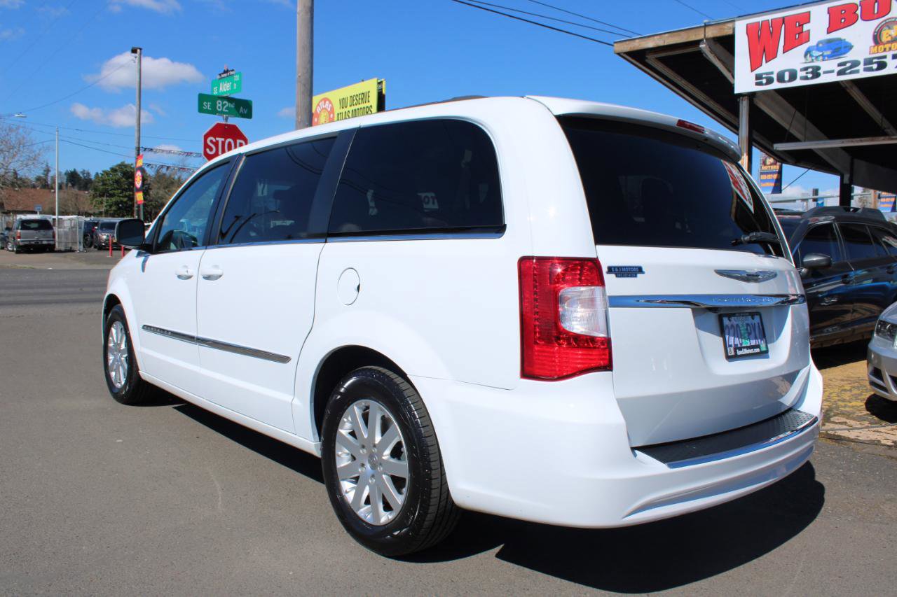 Used 2016 Chrysler Town & Country Touring FWD image 4
