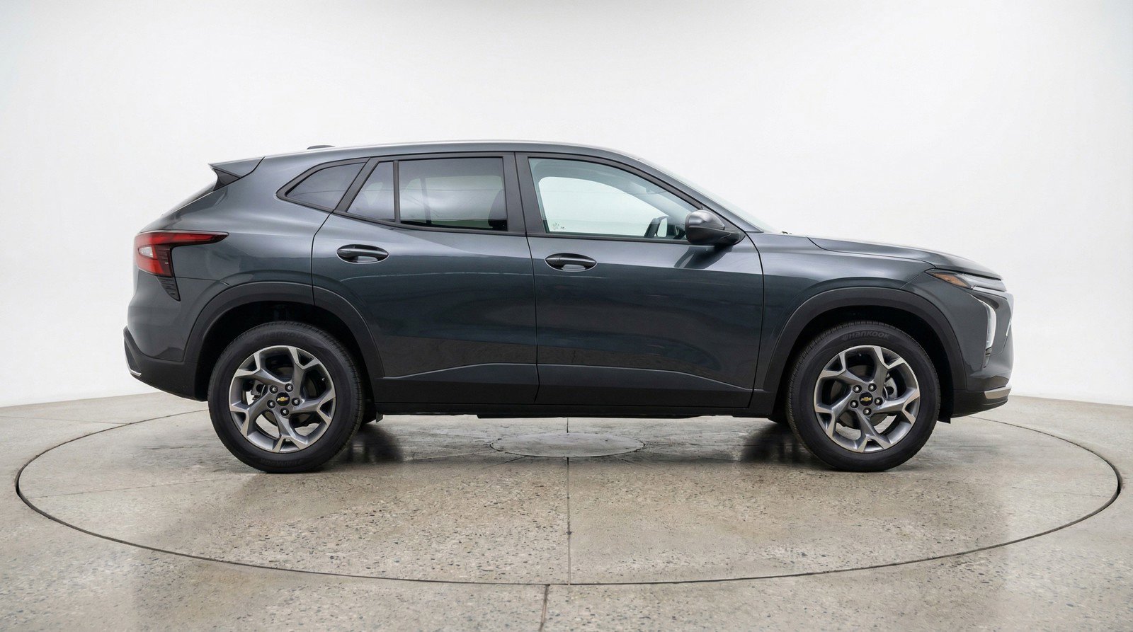 Used 2025 Chevrolet Trax LT FWD image 11