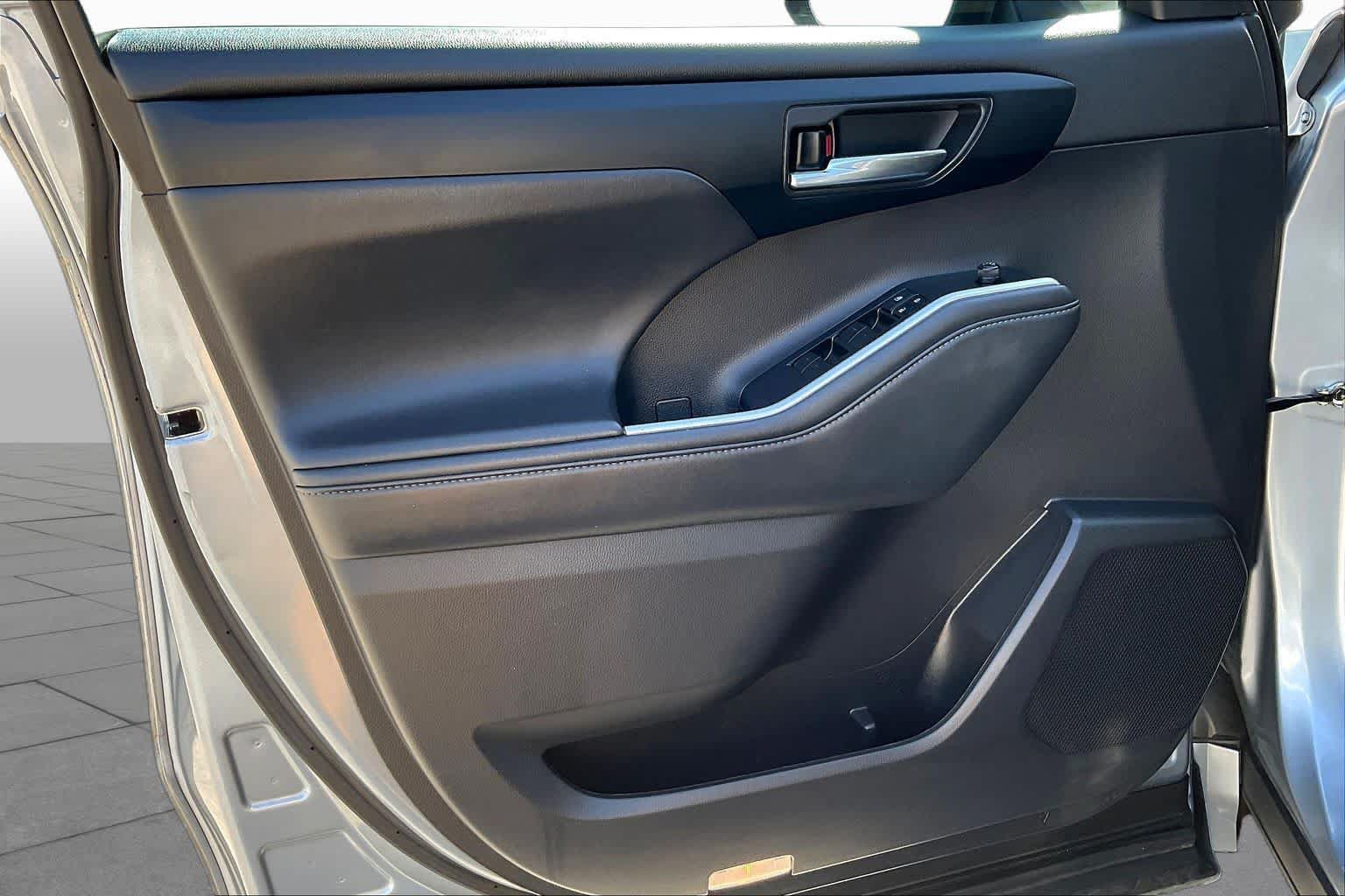 Used 2022 Toyota Highlander XLE FWD image 22