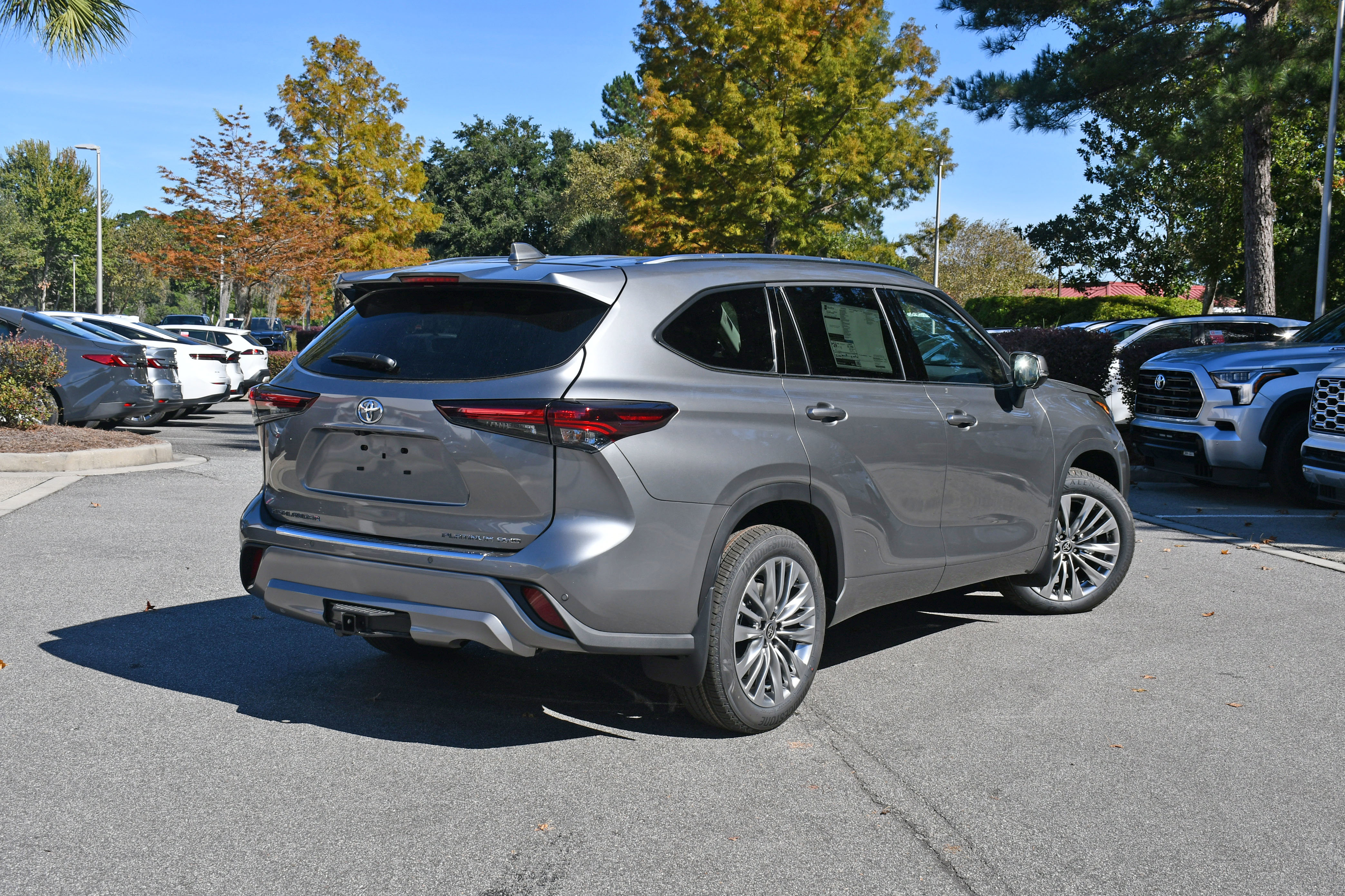 New 2026 Toyota Highlander Platinum image 2