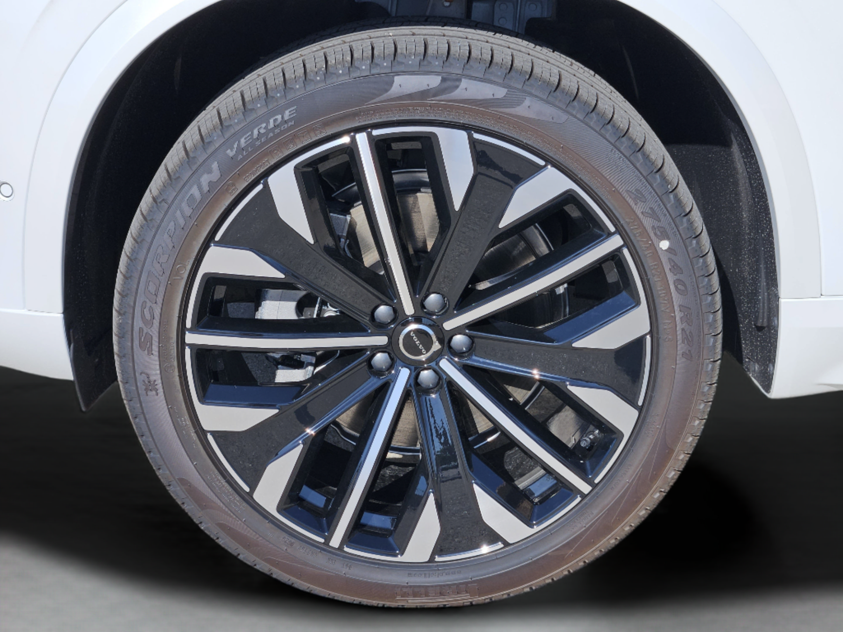 New 2026 Volvo XC90 B5 Plus w/ Protection Package Premier AWD/4WD image 32