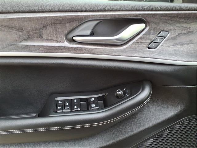 Used 2023 Jeep Grand Cherokee Limited image 11