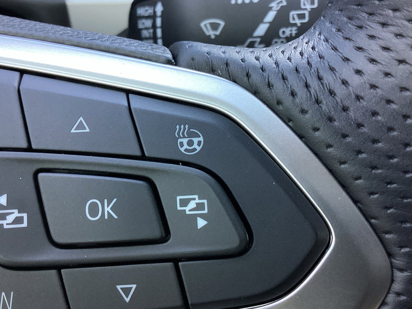 Used 2023 Volkswagen Atlas SEL R-Line image 32