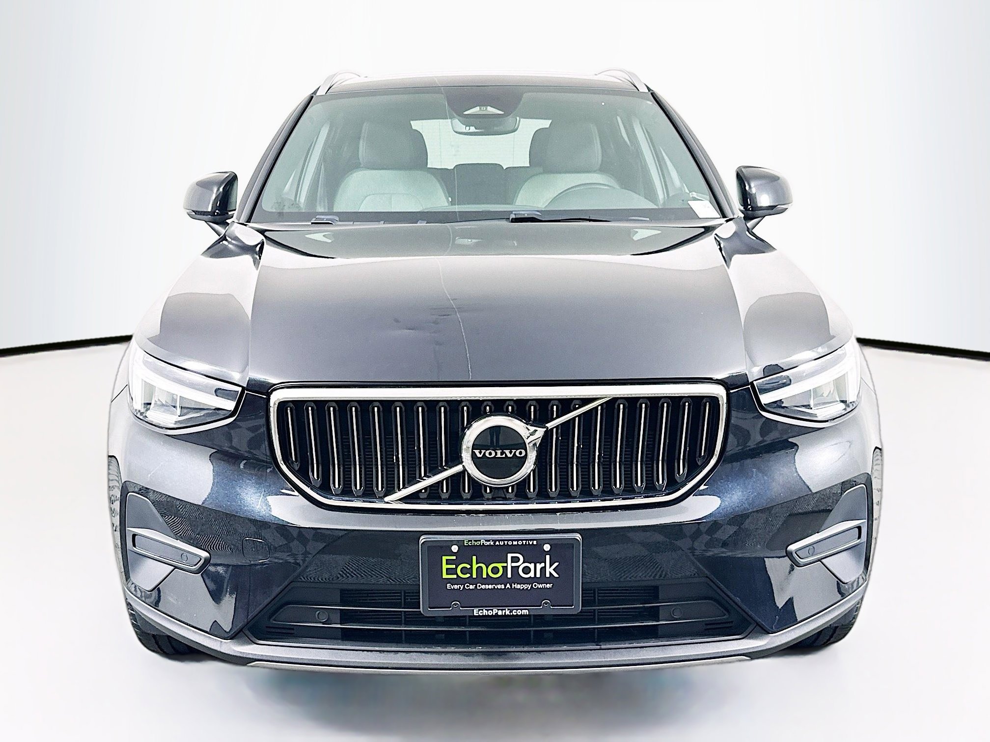 Used 2024 Volvo XC40 B5 Core image 2