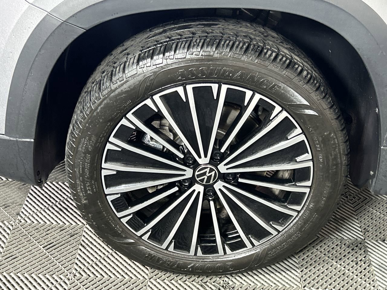 Used 2025 Volkswagen Taos SE image 9