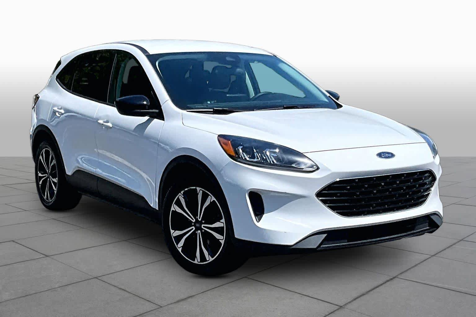 Used 2021 Ford Escape SE w/ SE Sport Appearance Package FWD image 3