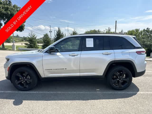 Used 2023 Jeep Grand Cherokee Altitude AWD/4WD image 2