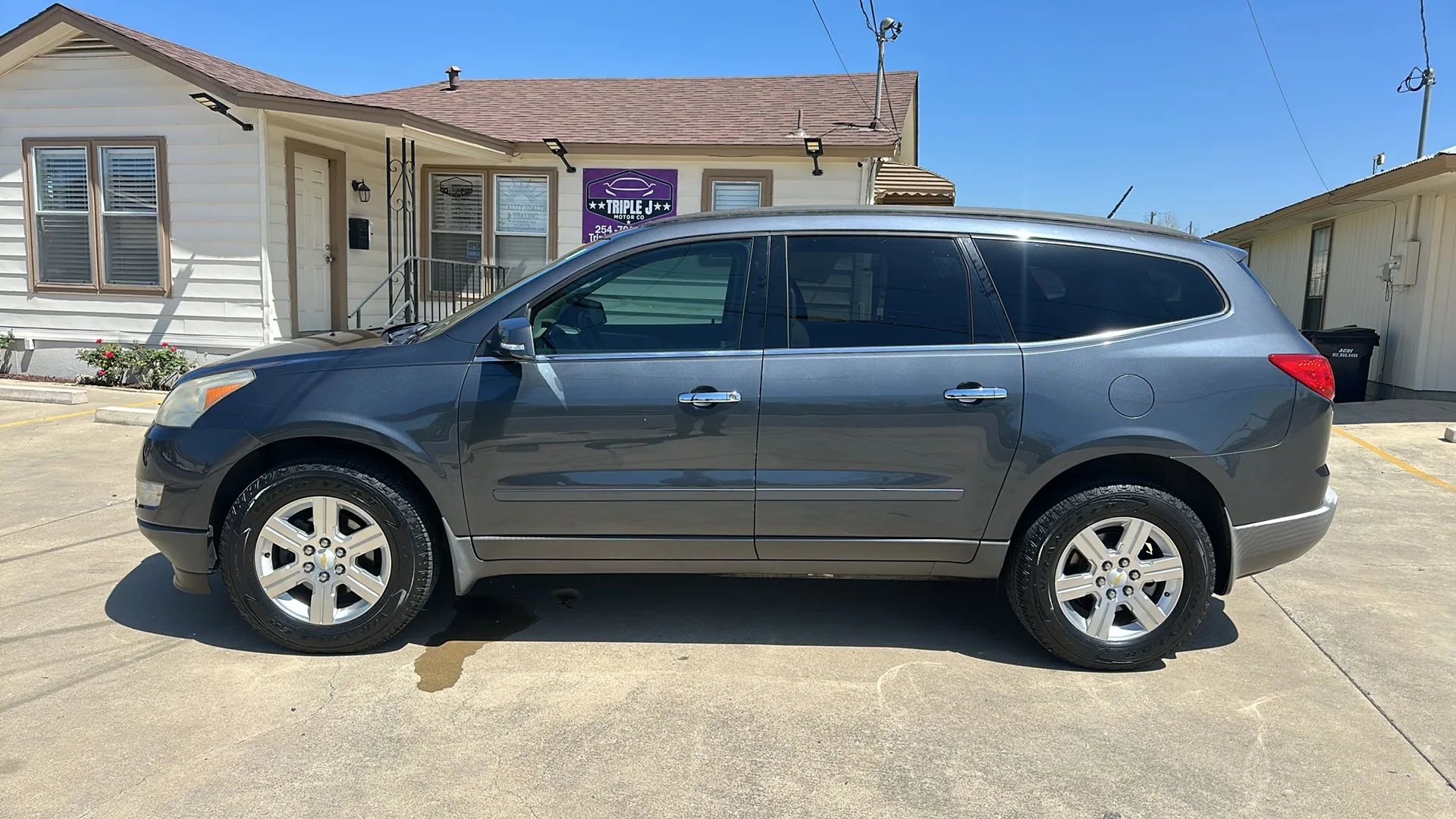 Used 2012 Chevrolet Traverse LT FWD image 2