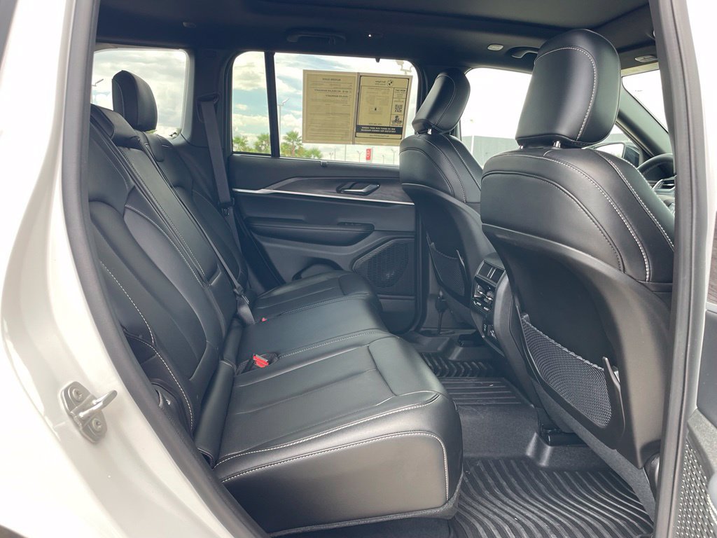 Used 2025 Jeep Grand Cherokee Limited w/ Luxury Tech Group II RWD image 24
