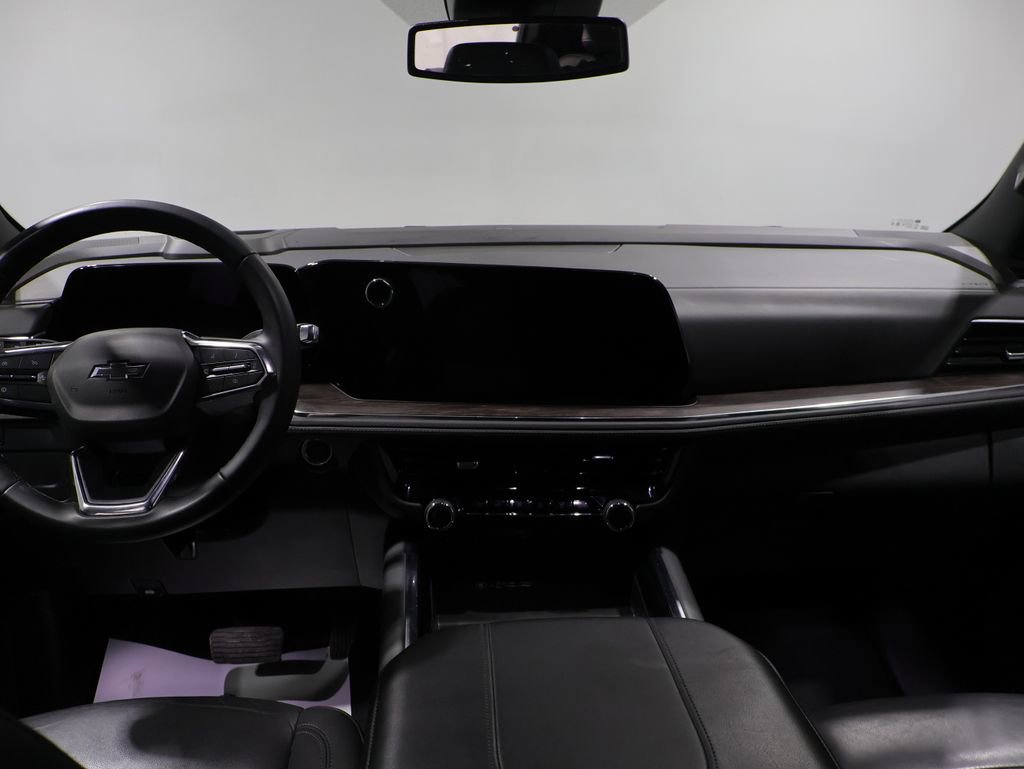 Used 2025 Chevrolet Suburban Z71 image 16